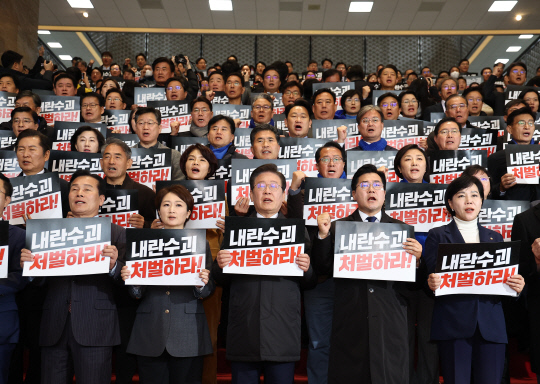 이재명 더불어민주당 대표 등 의원들이 7일 서울 여의도 국회에서 윤석열 대통령 담화 규탄 의원총회를 하고 있다.[연합뉴스]